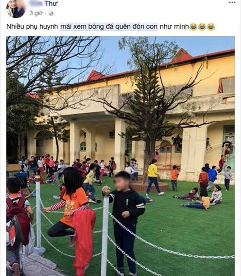 vi u23 viet nam, bo me viet thi nhau thu toi: mai xem bong da quen ca don con - 1