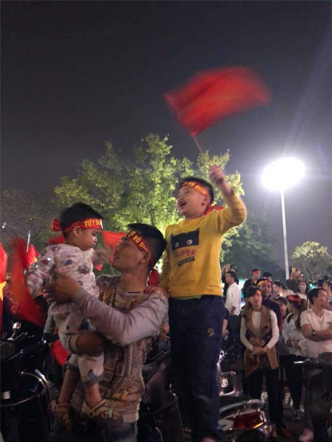 chum anh: cac ban nho xung xinh "co do sao vang" an mung chien thang - 11