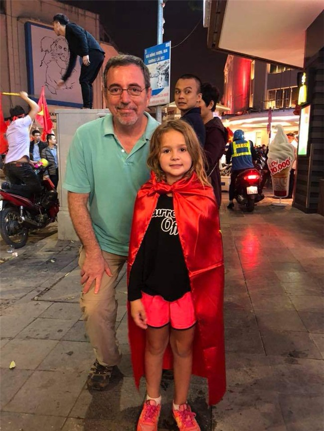 chum anh: cac ban nho xung xinh "co do sao vang" an mung chien thang - 2