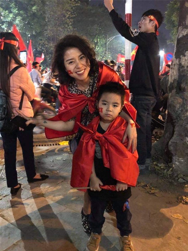 chum anh: cac ban nho xung xinh "co do sao vang" an mung chien thang - 4