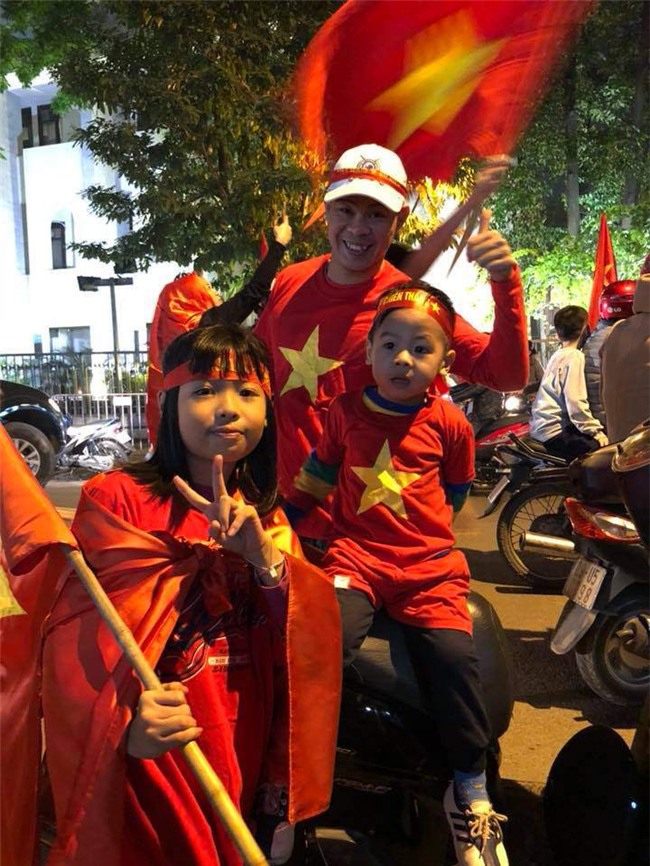 chum anh: cac ban nho xung xinh "co do sao vang" an mung chien thang - 5