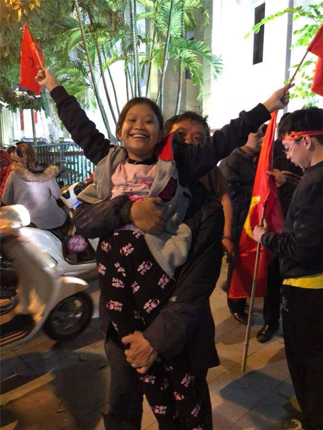 chum anh: cac ban nho xung xinh "co do sao vang" an mung chien thang - 6