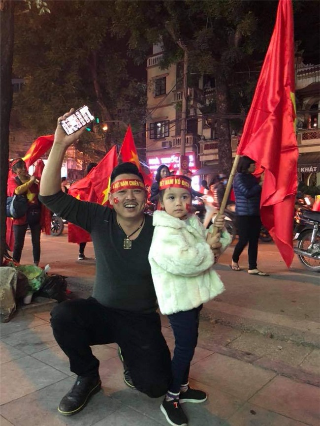 chum anh: cac ban nho xung xinh "co do sao vang" an mung chien thang - 8