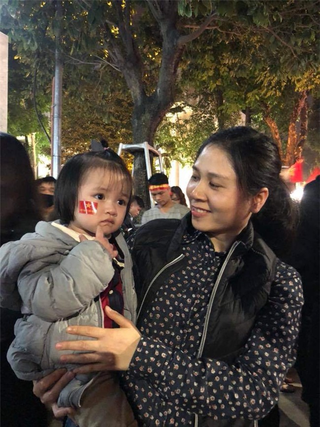 chum anh: cac ban nho xung xinh "co do sao vang" an mung chien thang - 9