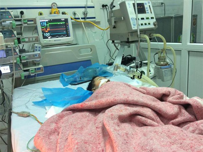 Cháu bé 8 tháng tuổi nguy kịch sau mũi tiêm của nữ điều dưỡng bệnh viện Đông Anh đã tử vong - Ảnh 1.