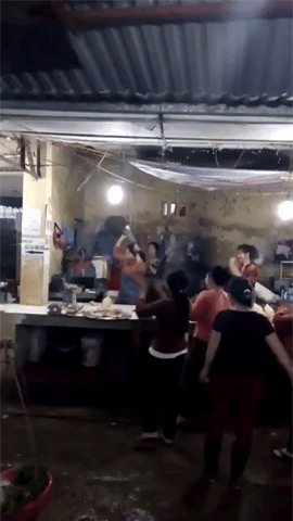 Clip: Mải mê cổ vũ U23 Việt Nam, chị bán thịt heo đam mê bóng đá, bất chấp quăng cả quầy thịt - Ảnh 2.