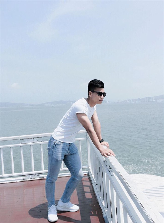 Điển trai lại còn chung thủy, Vũ Văn Thanh tuyển U23 đi đâu cũng chỉ diện 3 đôi giày này - Ảnh 2.