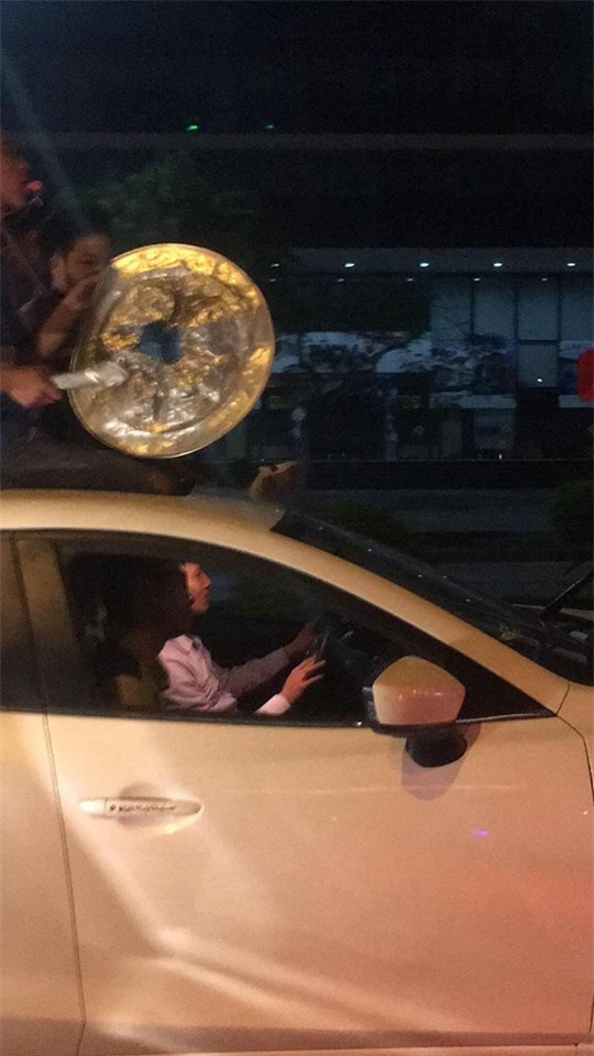 Cư dân mạng kiểm kê thiệt hại về xoong chảo sau đêm ăn mừng chiến thắng của U23 Việt Nam - Ảnh 1.