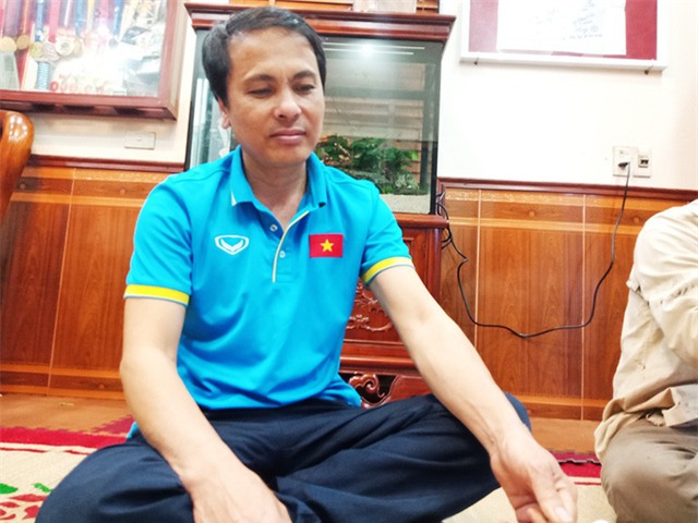 Ông Nguyễn Quang Thuần (bố cầu thủ Quang Hải) vẫn chưa hết vui mừng trước chiến thắng lịch sử của con trai cùng đội tuyển U23 Việt Nam.