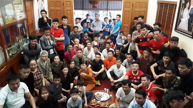 Rất đông bà con hàng xóm ở thôn Đường Nhạn sang nhà bố mẹ cầu thủ Quang Hải để cổ vũ, chiều ngày 23/1