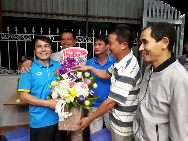 Nhiều người đến tặng hoa chúc mừng gia đình ông Nguyễn Quang Thuần (bố cầu thủ Quang Hải) với chiến thắng của Quang Hải cùng đội tuyển U23 Việt Nam