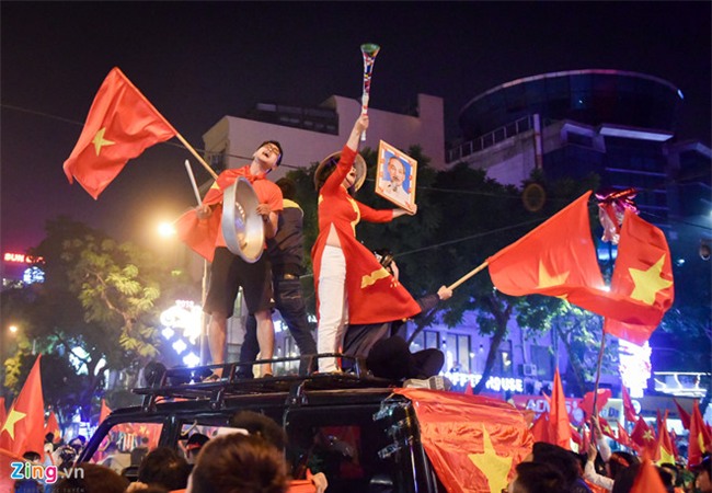 Meo lam diu con dau rat hong sau dem co vu bong da hinh anh 1