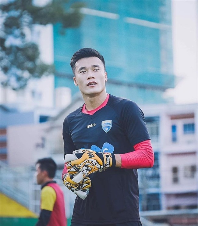 Bùi Tiến Dũng - chàng thủ môn của đội tuyển U23 Việt Nam đang khiến mỹ nhân Việt mê mẩn. - Tin sao Viet - Tin tuc sao Viet - Scandal sao Viet - Tin tuc cua Sao - Tin cua Sao