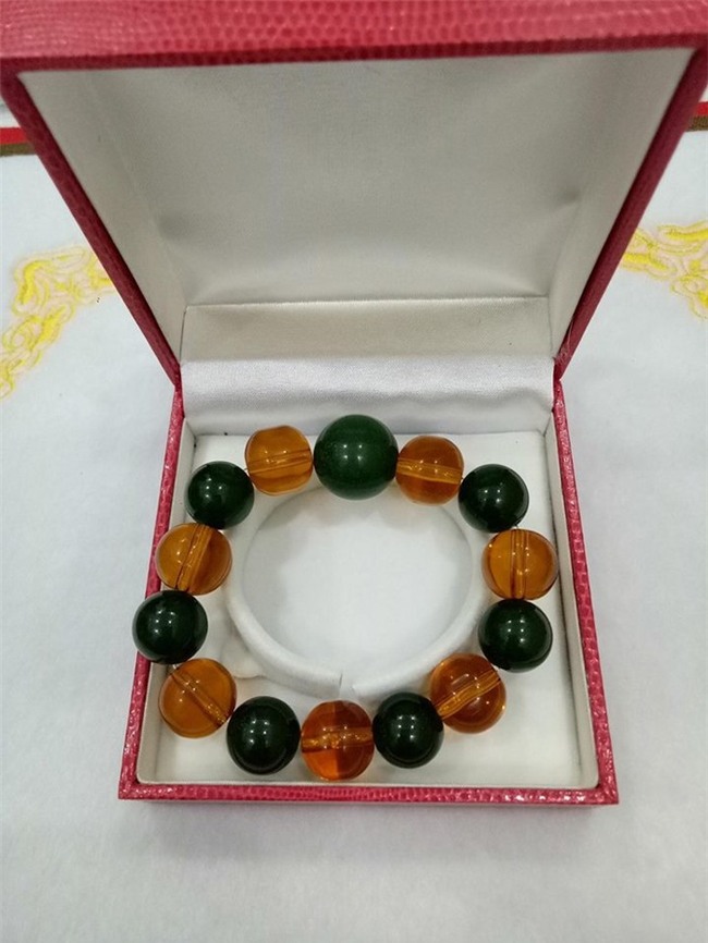 Lâm Khánh Chi đã gửi tặng cho thủ môn Bùi Tiến Dũng với chiếc vòng phong thủy trị giá 4.000 USD. - Tin sao Viet - Tin tuc sao Viet - Scandal sao Viet - Tin tuc cua Sao - Tin cua Sao