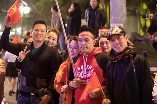 Ngọc Trinh gửi những nụ hôn rực rỡ tới đội tuyển U23 Việt Nam-10