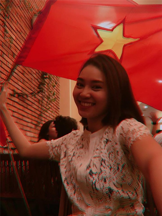 Ngọc Trinh gửi những nụ hôn rực rỡ tới đội tuyển U23 Việt Nam-11