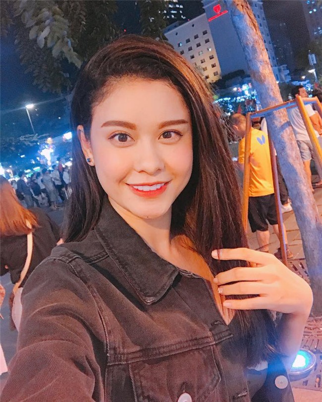 Ngọc Trinh gửi những nụ hôn rực rỡ tới đội tuyển U23 Việt Nam-13