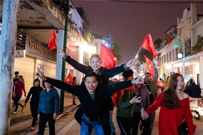 Ngọc Trinh gửi những nụ hôn rực rỡ tới đội tuyển U23 Việt Nam-7