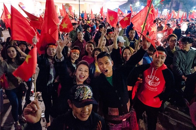 Ngọc Trinh gửi những nụ hôn rực rỡ tới đội tuyển U23 Việt Nam-8