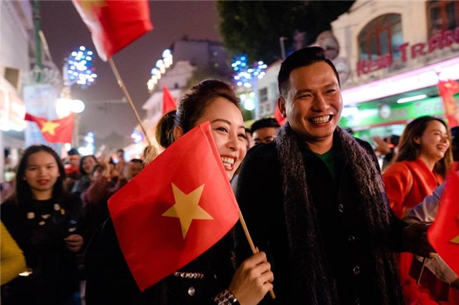 Ngọc Trinh gửi những nụ hôn rực rỡ tới đội tuyển U23 Việt Nam-9