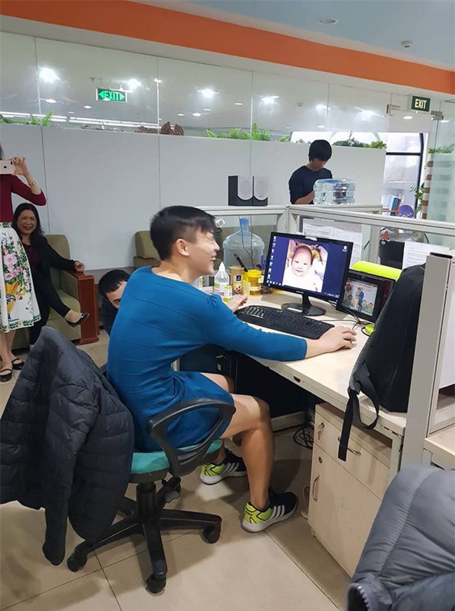 Việt Nam nói là làm: U23 thì đã thắng còn anh chàng này sáng nay đã phải mặc váy catwalk dọc văn phòng công ty - Ảnh 2.