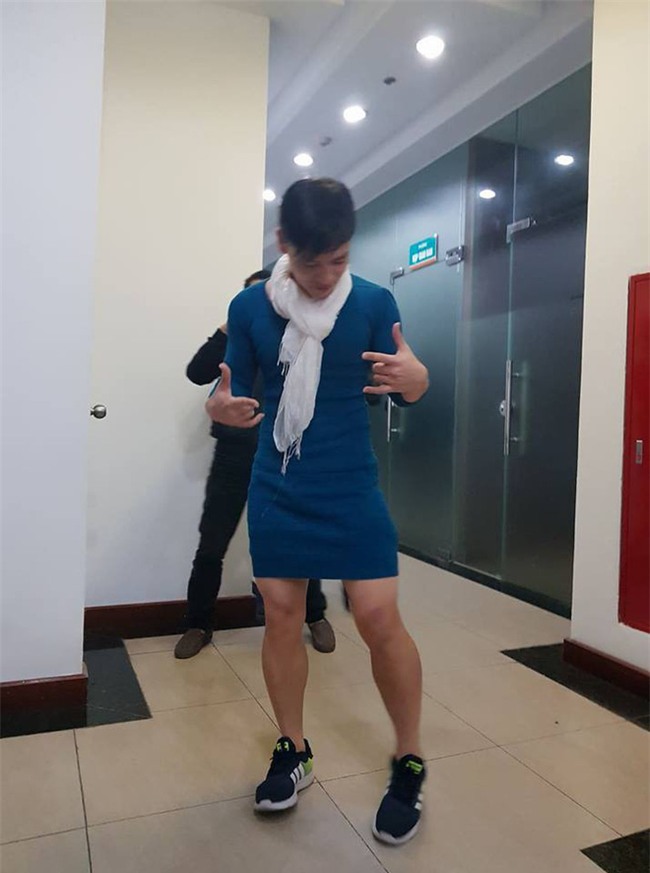 Việt Nam nói là làm: U23 thì đã thắng còn anh chàng này sáng nay đã phải mặc váy catwalk dọc văn phòng công ty - Ảnh 3.