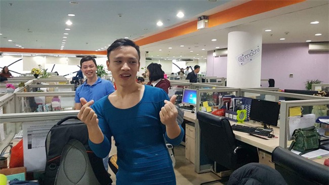 Việt Nam nói là làm: U23 thì đã thắng còn anh chàng này sáng nay đã phải mặc váy catwalk dọc văn phòng công ty - Ảnh 4.