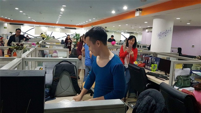 Việt Nam nói là làm: U23 thì đã thắng còn anh chàng này sáng nay đã phải mặc váy catwalk dọc văn phòng công ty - Ảnh 5.