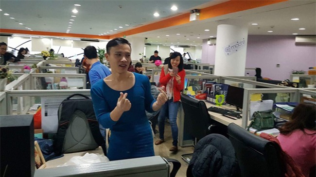 Việt Nam nói là làm: U23 thì đã thắng còn anh chàng này sáng nay đã phải mặc váy catwalk dọc văn phòng công ty - Ảnh 6.