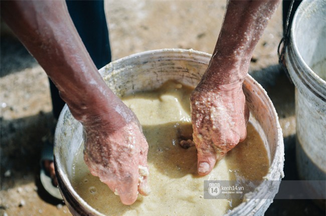 Bố mẹ Bùi Tiến Dũng vẫn vui vẻ cắt mía, cho trâu ăn ở quê nhà: "Việt Nam vô địch, chúng tôi sẽ mổ bò để liên hoan!" - Ảnh 3.