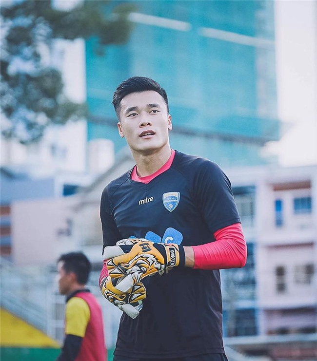 Ảnh hồi bé của Bùi Tiến Dũng: Dành cả thanh xuân để pose 1 dáng chụp hình!