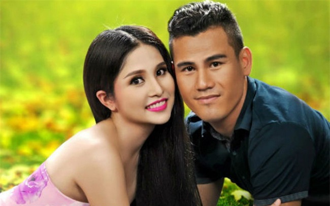 "dung hinh" vi dan ban gai, vo xinh dep het nac cua cac cau thu u23 viet nam hinh anh 11