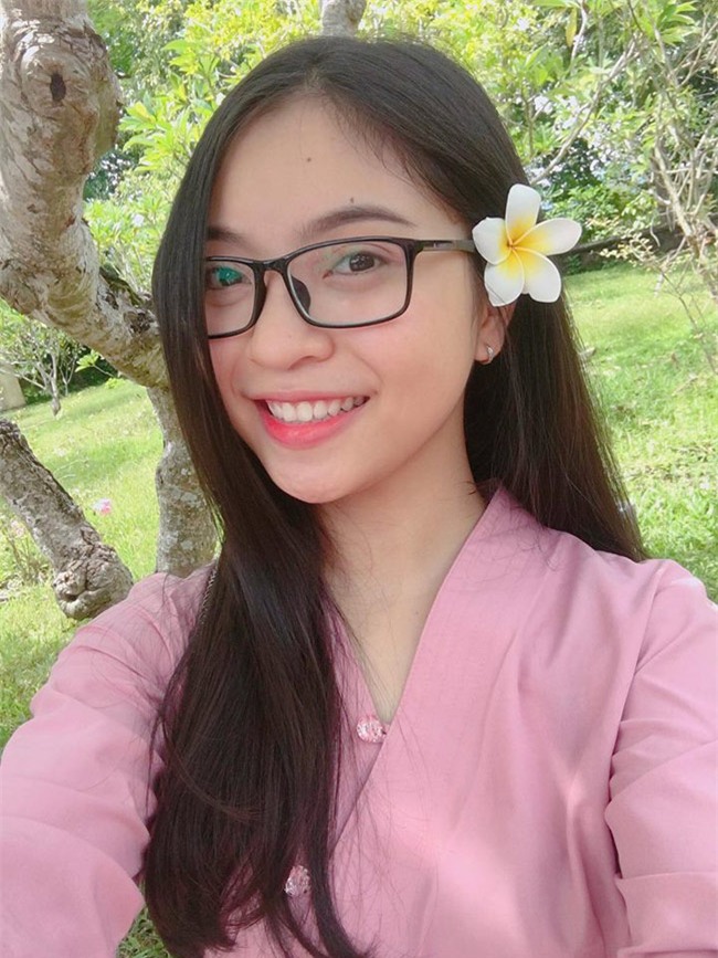 "dung hinh" vi dan ban gai, vo xinh dep het nac cua cac cau thu u23 viet nam hinh anh 2