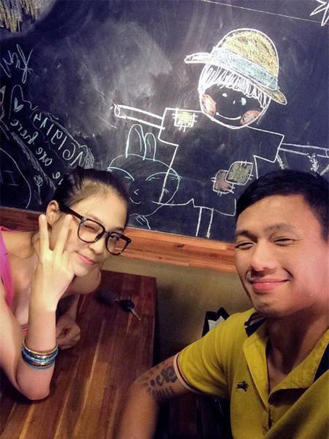 "dung hinh" vi dan ban gai, vo xinh dep het nac cua cac cau thu u23 viet nam hinh anh 21