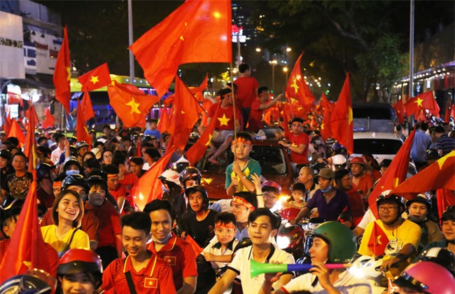 Cha mẹ chở đi bão mừng U23 Việt Nam chiến thắng, bé trai 16 tháng tuổi bị cán cờ quẹt chảy máu tròng mắt - Ảnh 2.