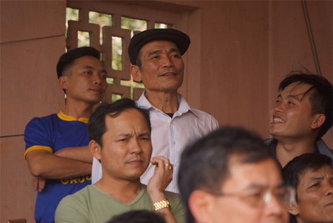 Nghe loi HLV Park Hang-seo, bo me Tien Dung khong sang Trung Quoc hinh anh 1