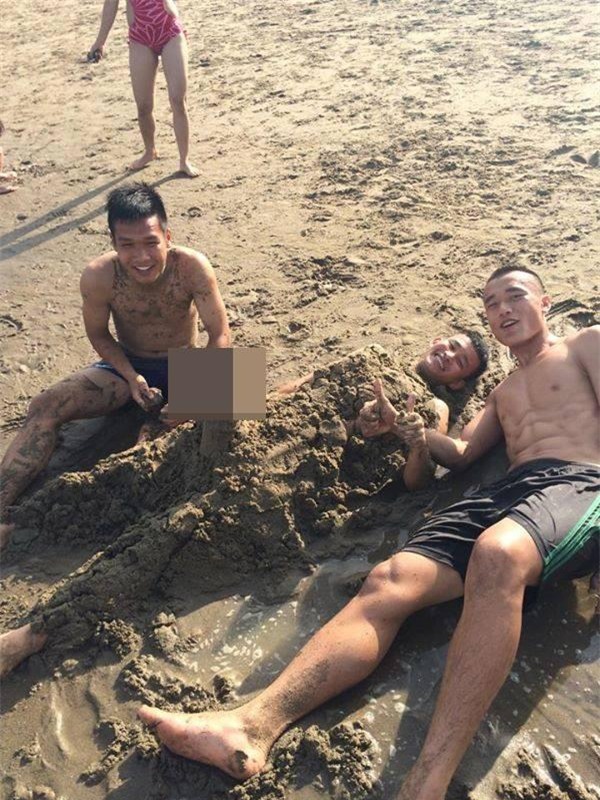 khong ngo cac ngoi sao u23 viet nam lai vui tinh, hai huoc den muc do nay! - 11