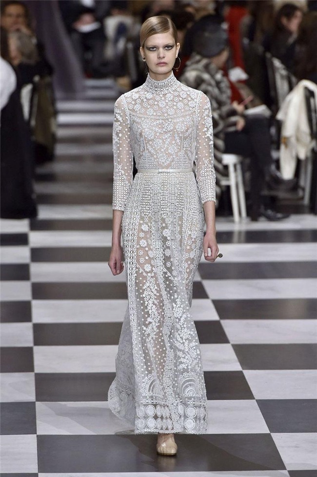 di xem show hoanh trang the nay, song hye kyo mac vay bi che xau cung chang oan! - 12