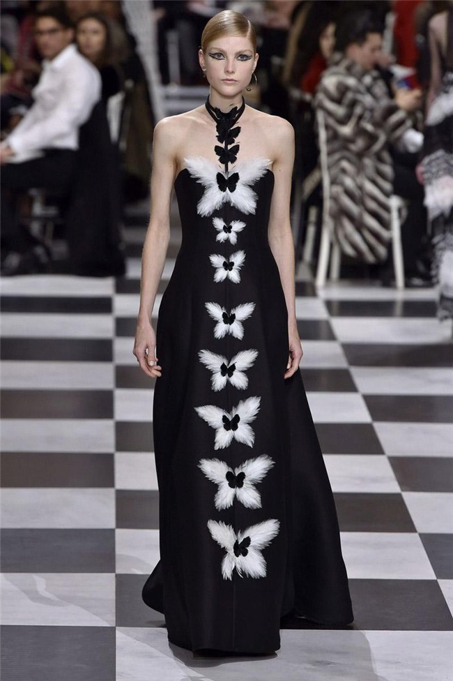 di xem show hoanh trang the nay, song hye kyo mac vay bi che xau cung chang oan! - 13