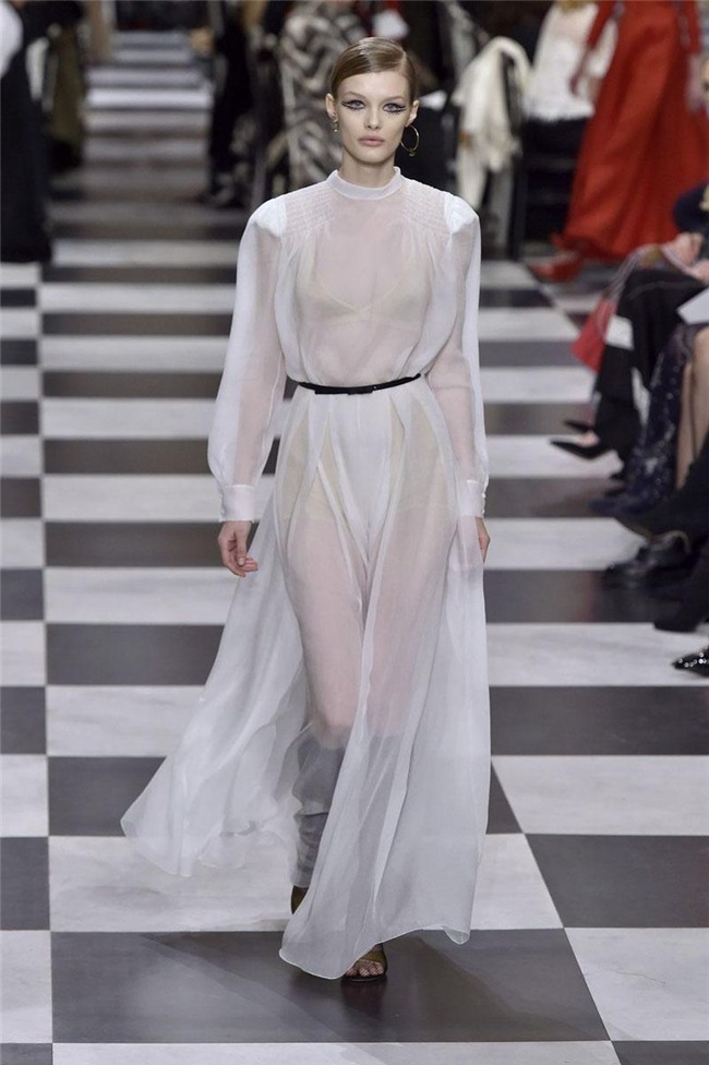 di xem show hoanh trang the nay, song hye kyo mac vay bi che xau cung chang oan! - 14