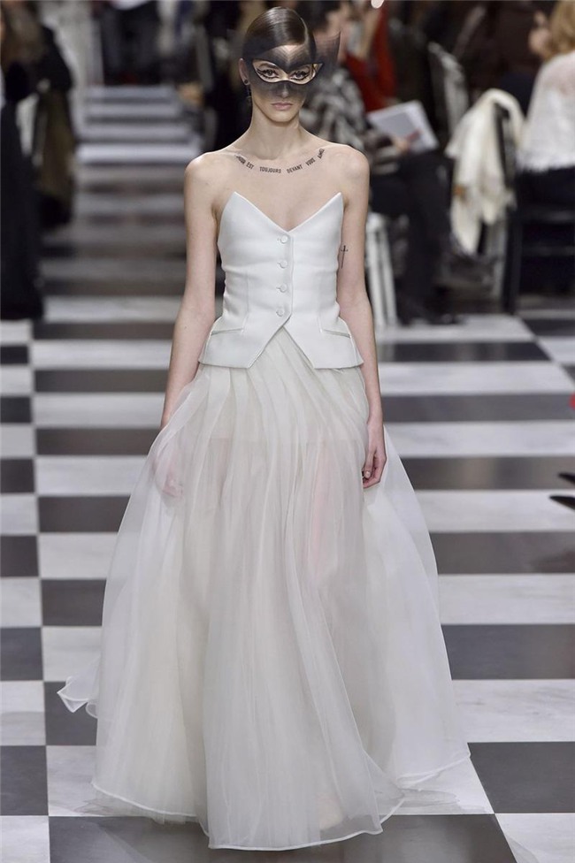 di xem show hoanh trang the nay, song hye kyo mac vay bi che xau cung chang oan! - 9