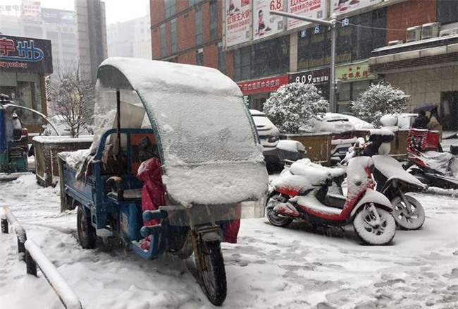 Tuyết rơi dày, nhiệt độ thấp ở Thường Châu ảnh hưởng tới công tác chuẩn bị của U23 Việt Nam cho trận chung kết với Uzbekistan.