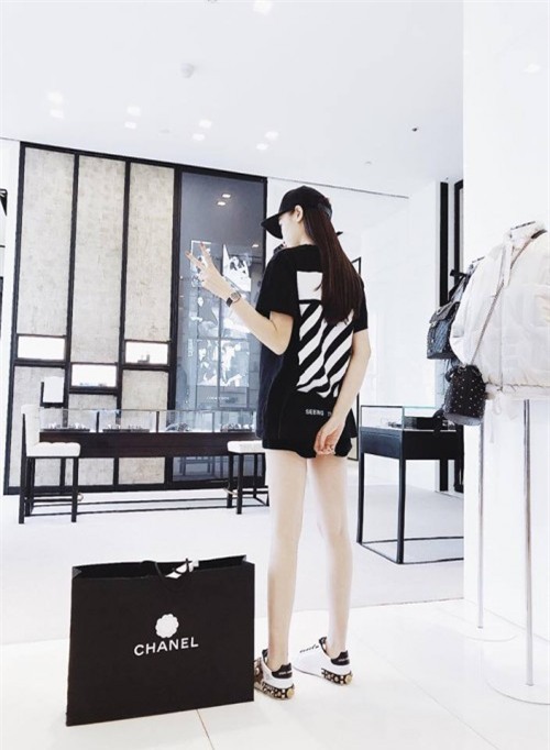 Để ý mới thấy dạo này Kỳ Duyên chỉ ‘làm bạn’ với mỗi màu đen, từ áo quần tới phụ kiện - Ảnh 10.