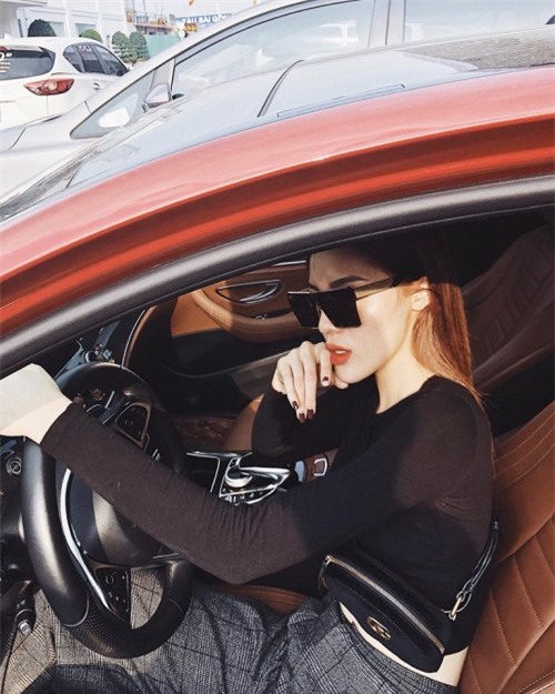 Để ý mới thấy dạo này Kỳ Duyên chỉ ‘làm bạn’ với mỗi màu đen, từ áo quần tới phụ kiện - Ảnh 5.