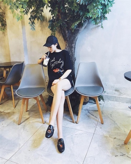 Để ý mới thấy dạo này Kỳ Duyên chỉ ‘làm bạn’ với mỗi màu đen, từ áo quần tới phụ kiện - Ảnh 8.