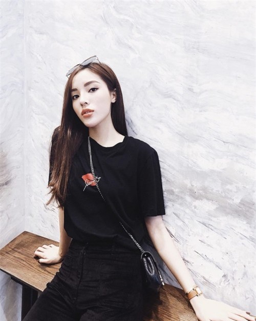 Để ý mới thấy dạo này Kỳ Duyên chỉ ‘làm bạn’ với mỗi màu đen, từ áo quần tới phụ kiện - Ảnh 9.