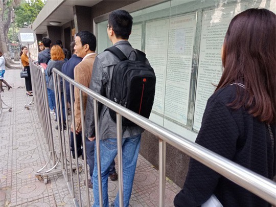 Người dân ùn ùn đến xin visa đi Trung Quốc cổ vũ U23 Việt Nam - Ảnh 3.