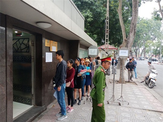 Người dân ùn ùn đến xin visa đi Trung Quốc cổ vũ U23 Việt Nam - Ảnh 4.