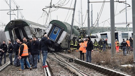 Tàu lửa trật đường ray ở Ý, máu chảy dọc thân tàu - Ảnh 1.