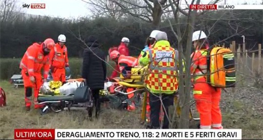 Tàu lửa trật đường ray ở Ý, máu chảy dọc thân tàu - Ảnh 7.